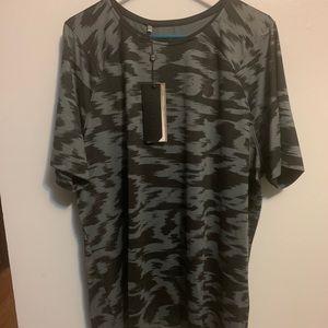 Under Armour black xxl fitted heat gear shirt NWT